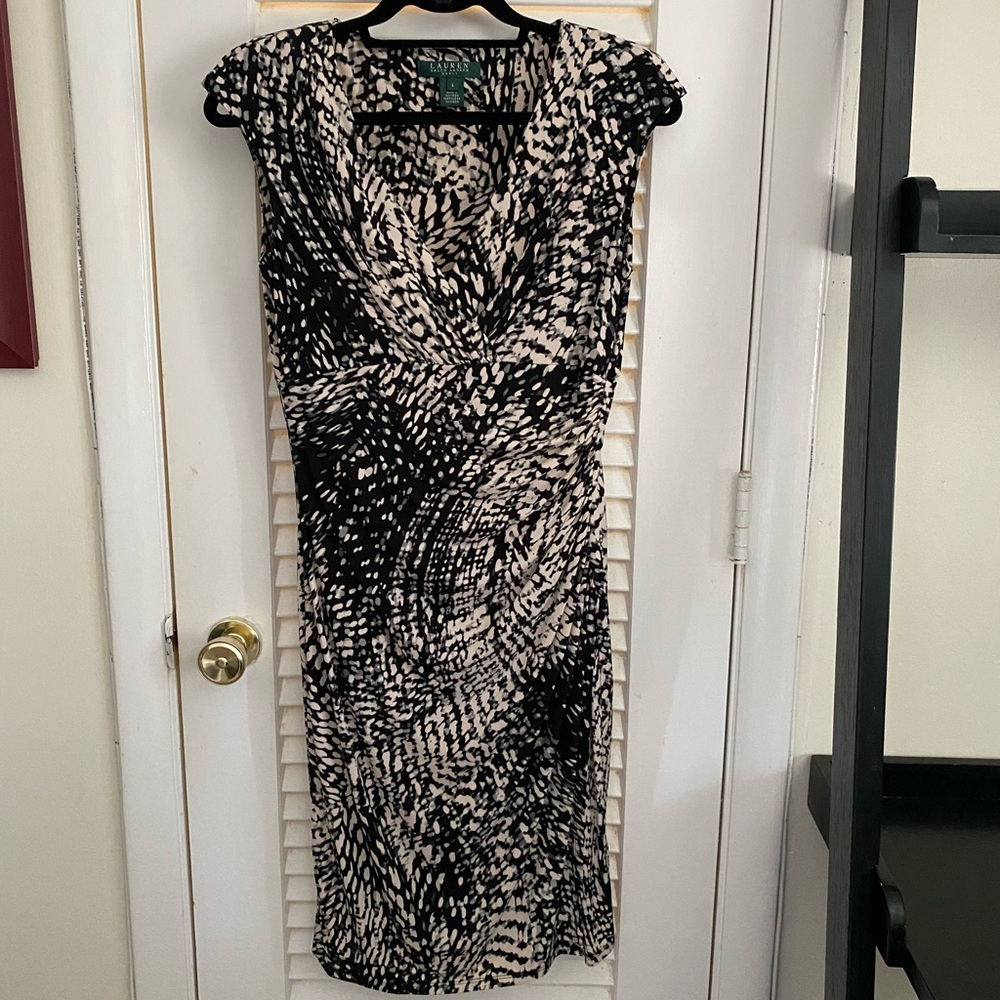Lauren by Ralph Lauren Dress. V~Neck Size 6. Black w/brown tan pattern.